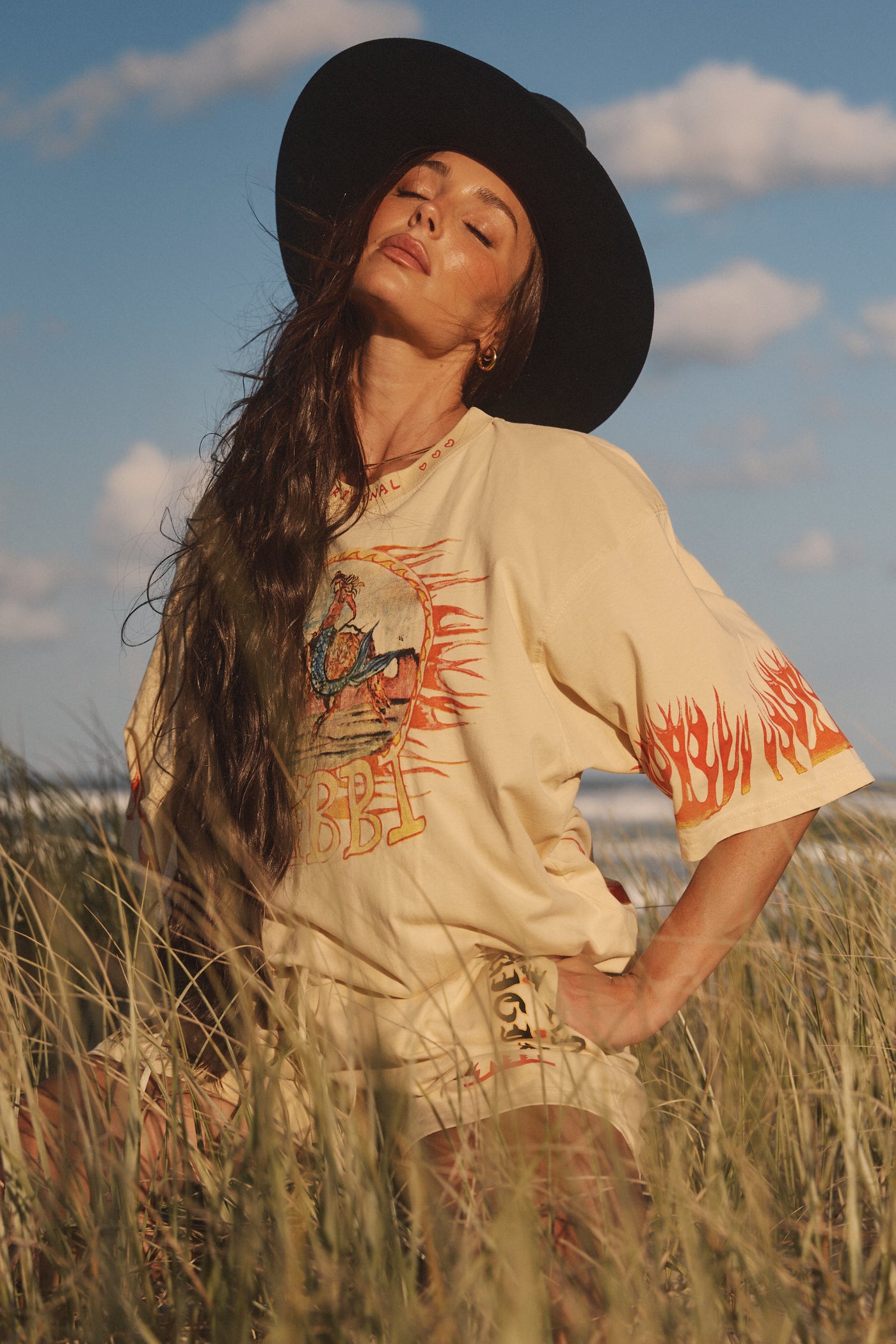 SABBI THE VERY OVERSIZED FLAMING COWBOY TEE SAND